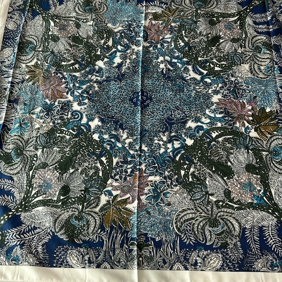 R-2237- Women's Scarf Blue Green Cream Colors NWT - Picture 2 of 8